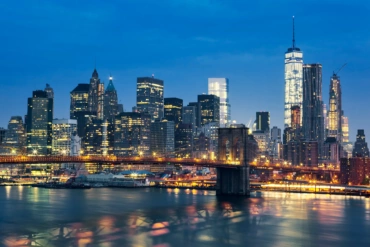 new-york-city-manhattan-midtown-dusk-with-brooklyn-bridge-usa